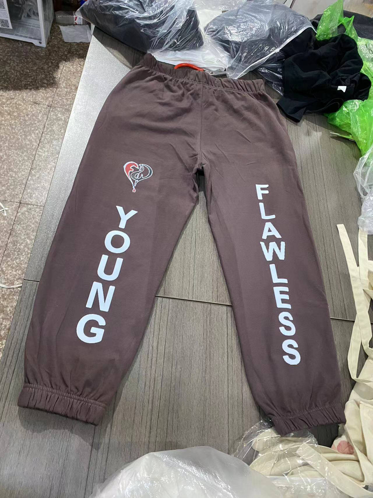 Young & Flawless ™️ #2 en la serie Manifest: ILLITERATE (Traje deportivo)
